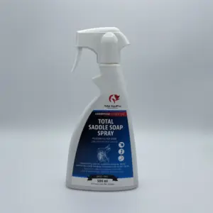 TOTAL Saddle Soap Spray – 500 ml praktische Sprühseife zur schonenden Reinigung von Sattel, Trense und Lederzubehör. Entfernt Schmutz & Schweiß, wirkt rückfettend & pflegend.